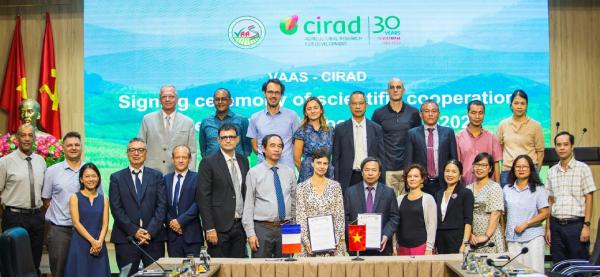 The delegation from CIRAD and that of the Vietnam Academy of Agricultural Sciences (VAAS) during the signing of the new framework cooperation agreement by Elisabeth Claverie de Saint Martin, CEO of CIRAD and Nguyen Hong Son, president of VAAS. © Viet Hung, CIRAD