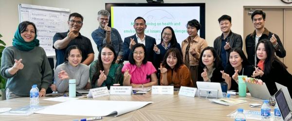Participants and trainers posing together at the end of the One Health media training in Hanoi © CIRAD