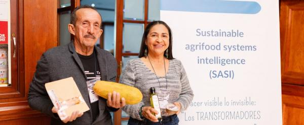 Yoleida Isabel Salcedo Martinez et un membre de son association ASOAGROPAT à un atelier organisé par l’initiative SASi