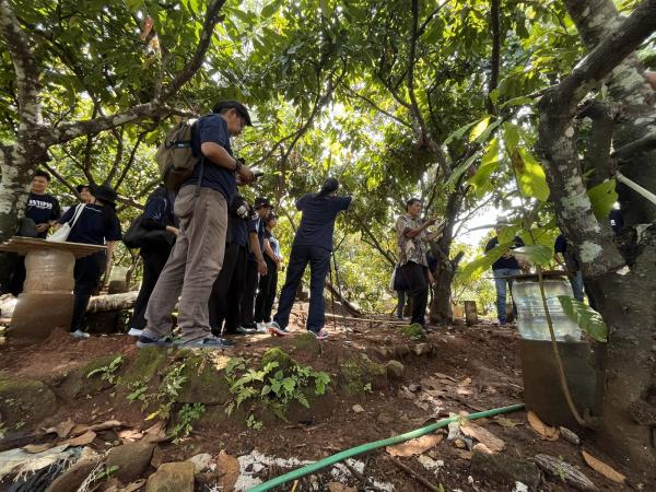 Collective session and field immersion during the IndoKakao technical training at Instiper University, linking post-harvest science, farmer organisations and artisan chocolate making (© IndoKakao/partners).