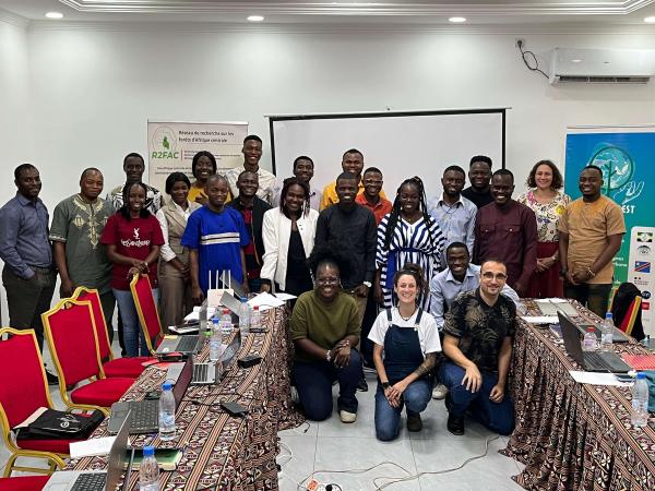 Atelier intensif à Brazzaville : vingt jeunes chercheuses et chercheurs venus du Congo, du Gabon, du Cameroun et de la RDC formés à l’analyse de données avec le logiciel R. © One Forest Vision