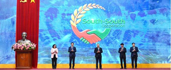 Hoàng Trung, Lê Anh Tuấn, Nguyễn Phương Trà, Phạm Ngọc Mậu et Lê Quốc Thanh sur scène lors de la cérémonie de lancement du Groupe de travail sur la coopération Sud-Sud en agriculture