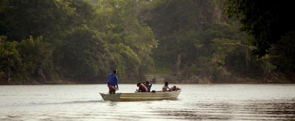Des habitants de l'amazonie naviguent sur le fleuve © Cirad-Galaxie presse