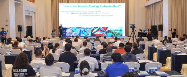 Jean-Michel Mortillaro donnant une conférence sur l’aquaculture durable à Fuzhou, Chine.