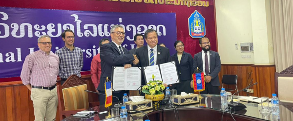 CIRAD Regional Director for Continental Southeast Asia (CIRAD DRASEC), Dr. Francois Roger and President of the National University of Laos, Assoc. Prof. Oudom Phonekhamphen, along with members from both institutions. © NUoL, 2023