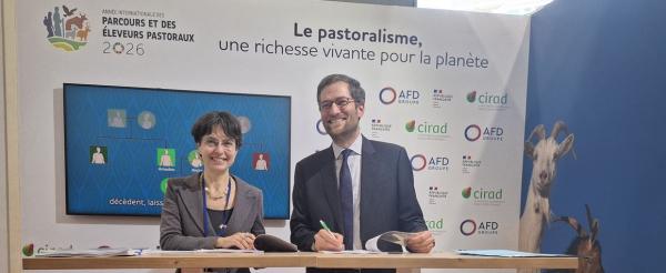 Elisabeth Claverie de Saint Martin, PDG du Cirad, et Bertrand Walckenaer, directeur général adjoint de l'AFD, lors de la signature au salon international de l'agriculture 2026. © J. Kuhn, Cirad