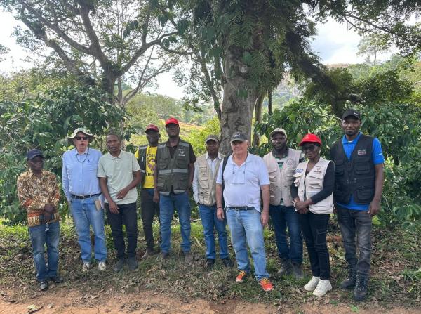 Equipe de la mission à la Fazenda 1° de Agosto dans le Cuanza Sul. © T. Leroy, Cirad