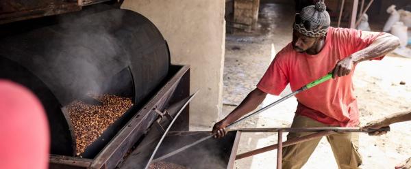 Atelier de torréfaction de graines d'arachide à Méckhé, au Sénégal