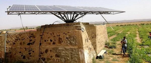 Panneau solaire pour l’irrigation à Tinghire, Maroc. L’agriculteur fait tourner le panneau (en suivant le soleil) pour augmenter la durée de fonctionnement dans la journée. © F. Hamamouche, Cirad
