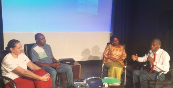 De gauche à droite : Adeline Fayolle (Cirad), Stephan Ntie (ANPN et Université des sciences et techniques de Masuku), Raymonde Mboma (CENAREST et IRET), Henri Paul Bourobou Bourobou (botaniste des Universités et Centres de recherche au Gabon). © A. Fayolle, Cirad