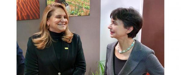Silvia Massruhá, presidente da Embrapa, e Élisabeth Claverie de Saint Martin, Presidente-Diretora Geral do CIRAD, no Salão Internacional da Agricultura de Paris, em fevereiro de 2024. ©CIRAD
