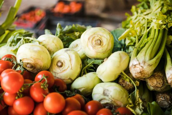 Fresh vegetables at a market © Royalty-free photo – magnific.com