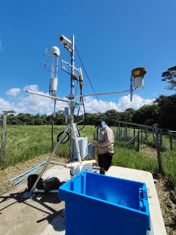 Installation de la tour de flux dans une parcelle de prairie. © Louis Decline, CIRAD