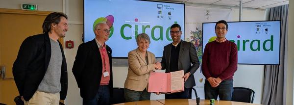 De droite à gauche : Atef Lakoud, Directeur des études et responsable de la halle agroalimentaire, Ahmed Snoussi, Directeur de l’ESIAT ; Sandrine Dury la directrice régionale du Cirad en Méditerranée, Thierry Fourcaud, Directeur général délégué adjoint à la recherche et à la stratégie au Cirad ; Olivier Lepiller, Sociologue de l’alimentation, responsable du projet Madhia, Cirad UMR MOISA.