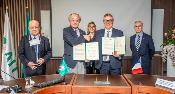 Signature of the AIT - Cirad MoU by Dr. François Roger, CIRAD, and President Yamamoto, AIT, witnessed by H.E. Prof. Dr. Sylvie Retailleau, the French Minister of Higher Education, Research and Innovation and H.E. Mr. Jean-Claude Poimboeuf, the French Ambassador to Thailand