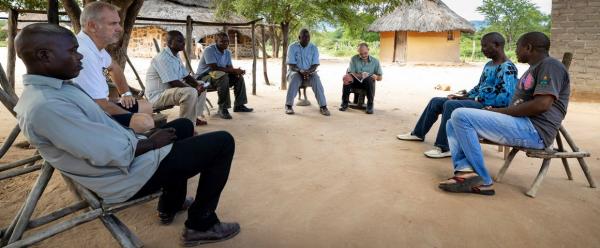 Rencontre entre scientifiques et habitants d'une commune au Zimbabwe, dans le cadre du programme SWM. Les communautés locales sont au cœur de toute prévention efficace des risques sanitaires. © Brent Stirton, Getty Images pour la FAO, le Cifor, le Cirad, le WCS