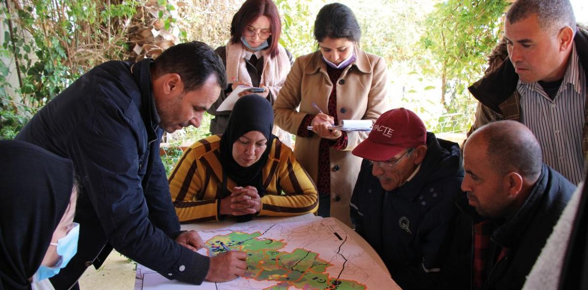 11 500 propositions d’actions sur l'eau ont été recueillies auprès de 4 300 citoyens en Tunisie durant un processus de participation enclenchés en 2019-2020 par le gouvernement tunisien, durant le projet PACTE. Sur la base de ces propositions, des comités de territoire ont élaboré des plans d’action sur chaque zone concernée et 6 plans d’aménagement et de développement intégré territoriaux ont ainsi été conçus. E. Hassenforder, CIRAD