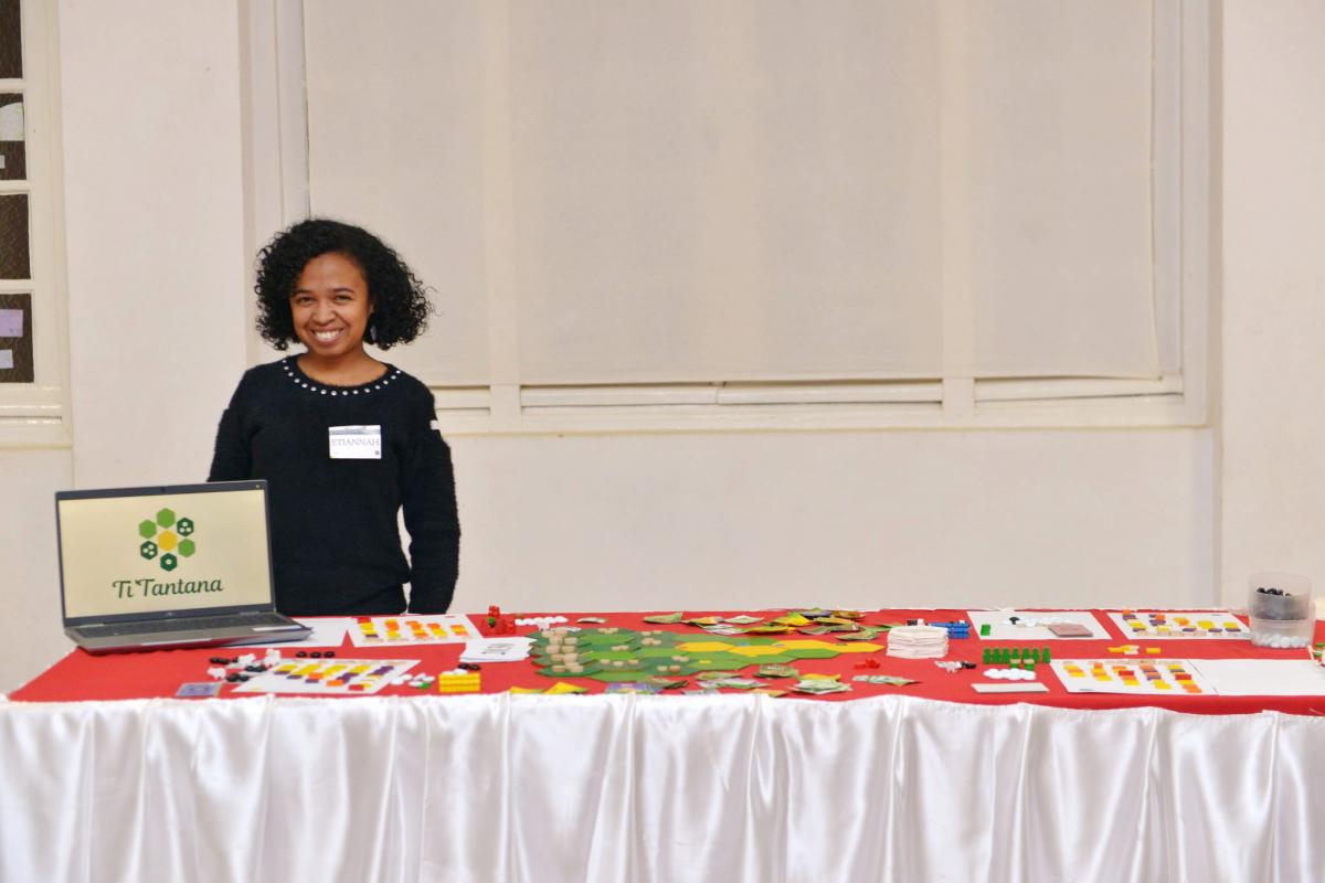 Etiannah Andrianjafy devant le plateau de jeu Ti&rsquo;Tantana lors d&rsquo;une formation pour les futurs animateurs du jeu