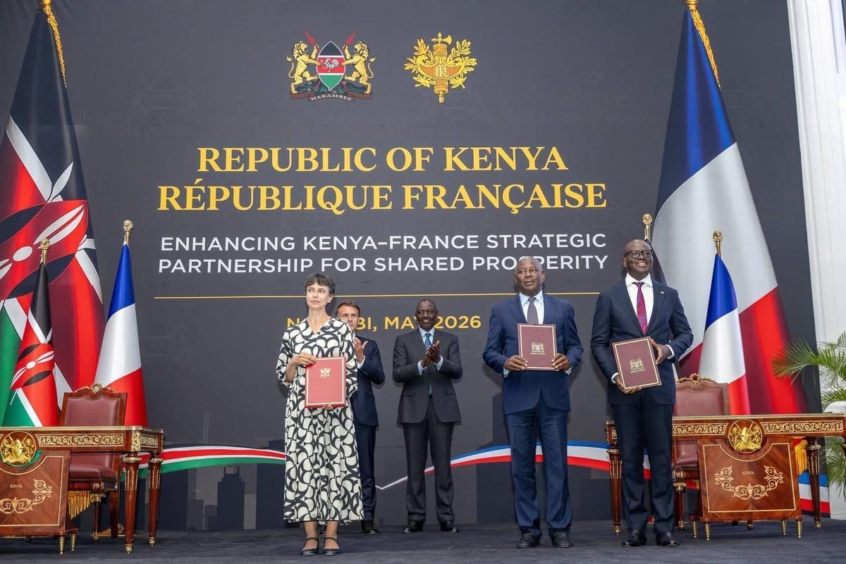 Signature entre le Cirad, Equity bank Kenya et Equity group foundation, en amont du sommet Africa Forward, en pr&eacute;sence des pr&eacute;sidents Macron et Ruto. &copy; Ambassade de France au Kenya