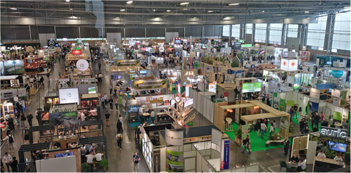 Vue d&rsquo;ensemble de diff&eacute;rents stands lors du Carrefour international du bois, &agrave; Nantes