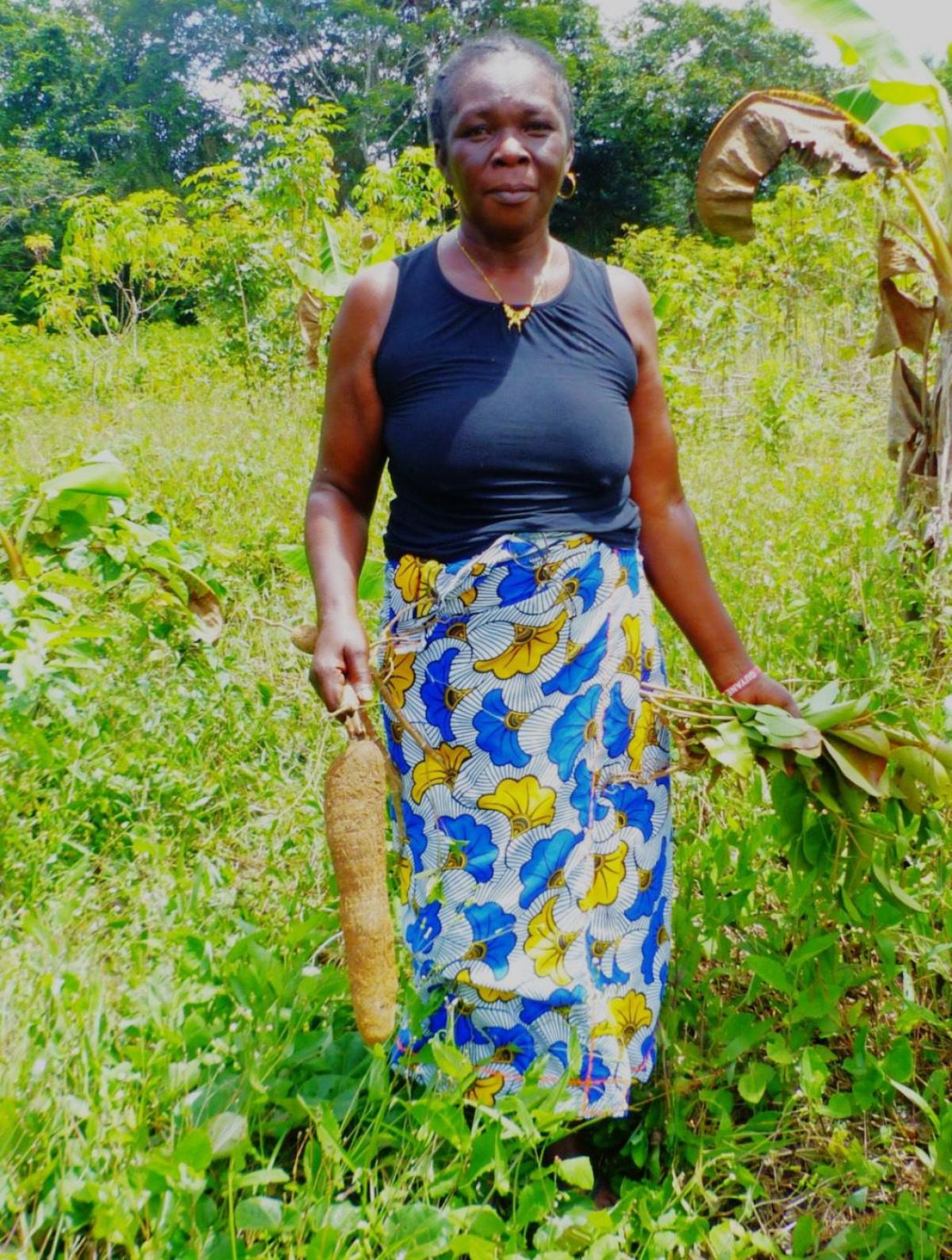 Sagrientje V. avec un tubercule de manioc r&eacute;colt&eacute; de son abattis &copy; M. Che, Cirad