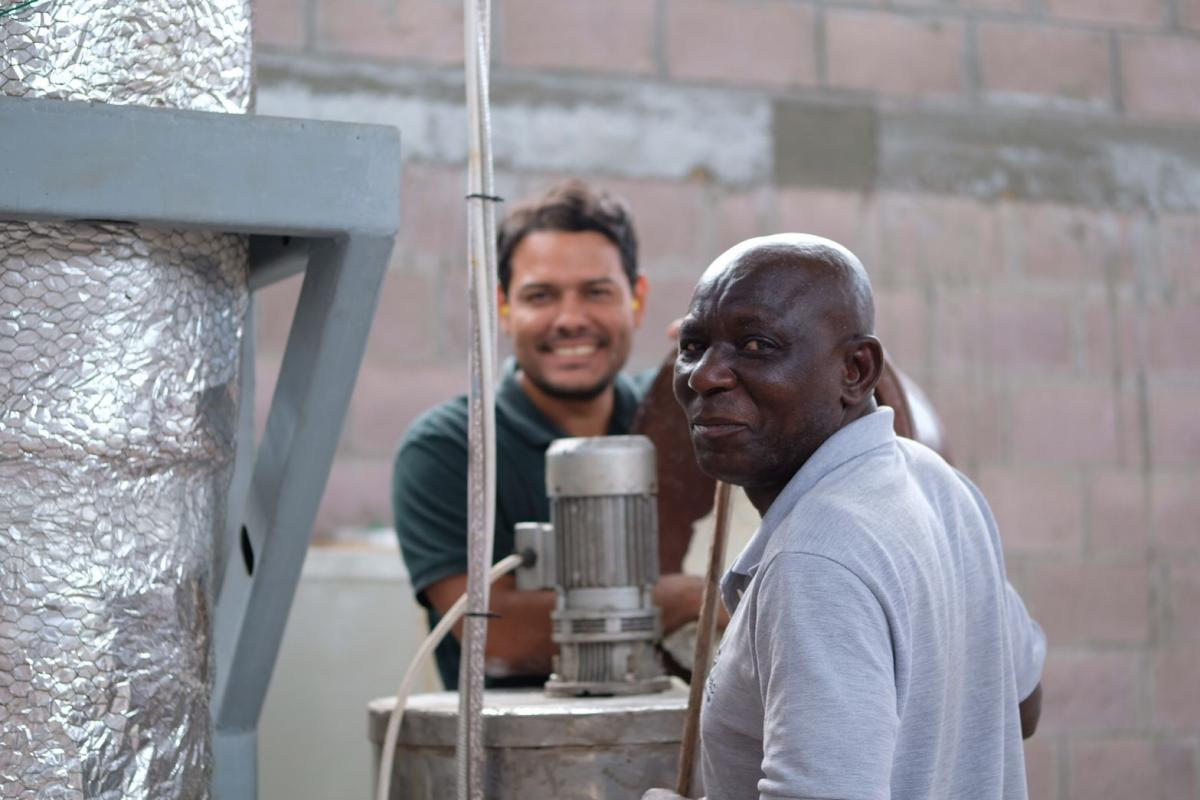 Mamadou Ndiaye Kunga dans l'usine de Nutripro à Kinshasa, lors de l'installation d'un nouveau séchoir © DR