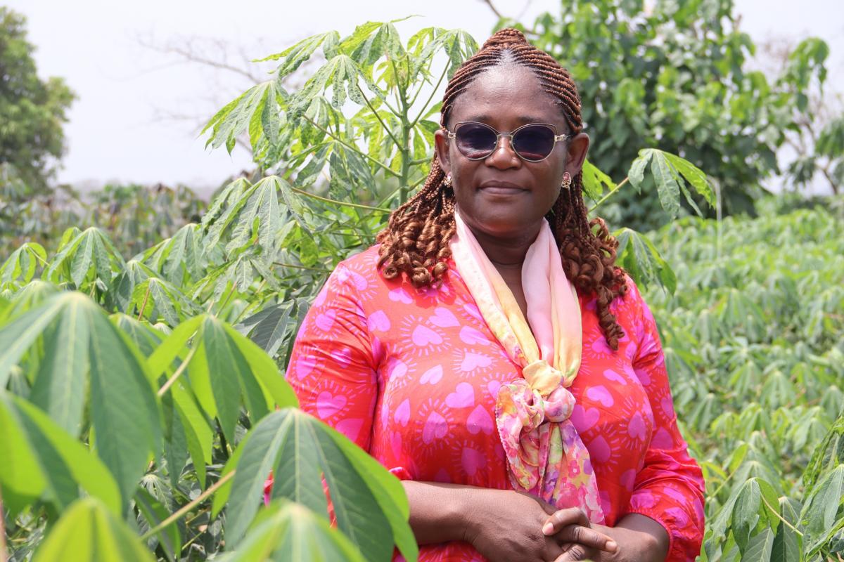 Hermine Claudine Mahot dans un champ de manioc, &agrave; Ntui &copy; S. Koutchou, Cirad