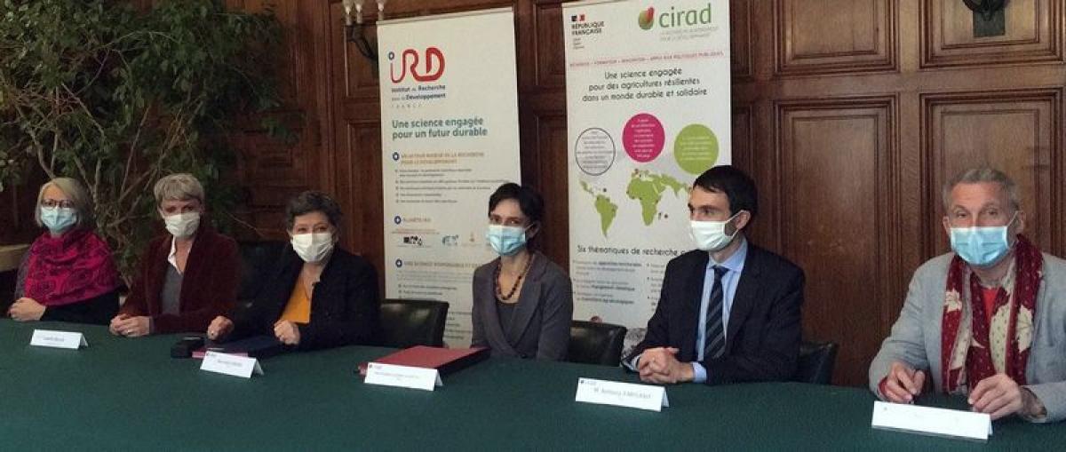 De gauche à droite : Emma Rochelle-Newall, Directrice du Département scientifique ECOBIO, IRD ; Isabelle Benoist, Secrétaire générale, IRD ; Valérie Verdier, PDG, IRD ; Élisabeth Claverie de Saint Martin, PDG, Cirad ; Anthony Farisano, DGD-RD, Cirad ; Sylvain Perret, Directeur du département Environnement et Sociétés, Cirad © F. Causse, Cirad