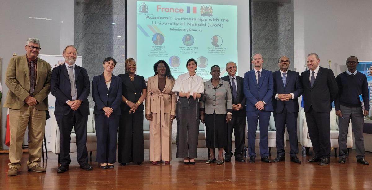 Organismes de recherche fran&ccedil;ais, dont le Cirad, signataires de partenariats avec l'Universit&eacute; de Nairobi, aux c&ocirc;t&eacute;s d'Eleonore Caroit, Ministre d&eacute;l&eacute;gu&eacute;e charg&eacute;e de la francophonie et des partenariats internationaux de France, et B&eacute;atrice Inyangala, secr&eacute;taire principal charg&eacute; de l'enseignement sup&eacute;rieur et la recherche du Kenya. &nbsp; Le Cirad, l&rsquo;IRD, l&rsquo;Institut Agro participent avec des entreprises priv&eacute;es Kenyanes et trois lyc&eacute;es agricoles de La R&eacute;union et Mayotte au projet SHIFT-KF coordonn&eacute; par l&rsquo;Universit&eacute; de Nairobi et AgroParisTech. &copy; S. Della Mussia, Cirad