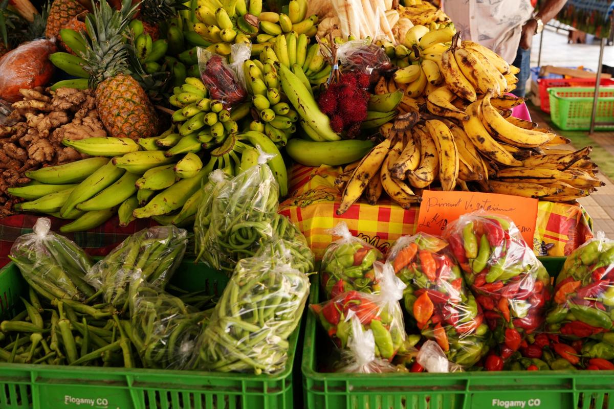 Fruits et l&eacute;gumes locaux vendus au march&eacute; de Fort-de-France &copy; Y. Sanguine, CIRAD