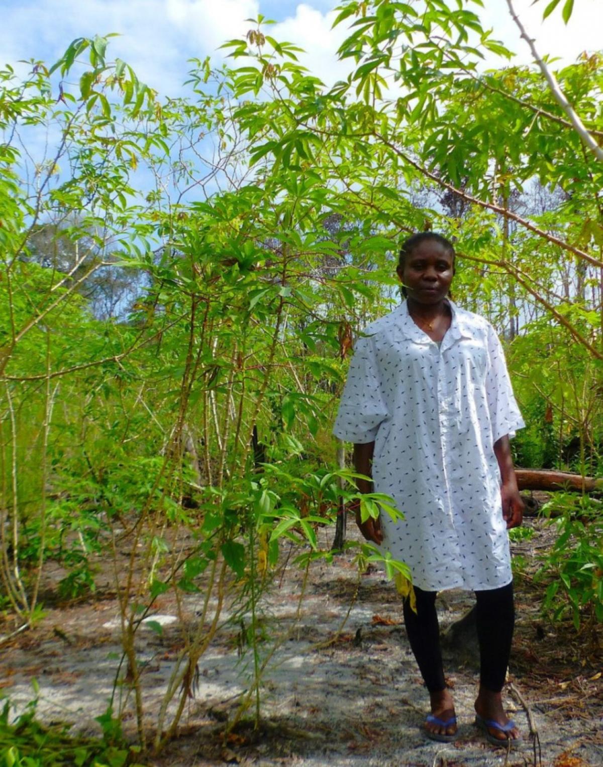 Josiane V. au milieu de son abattis &copy; M. Chen, Cirad