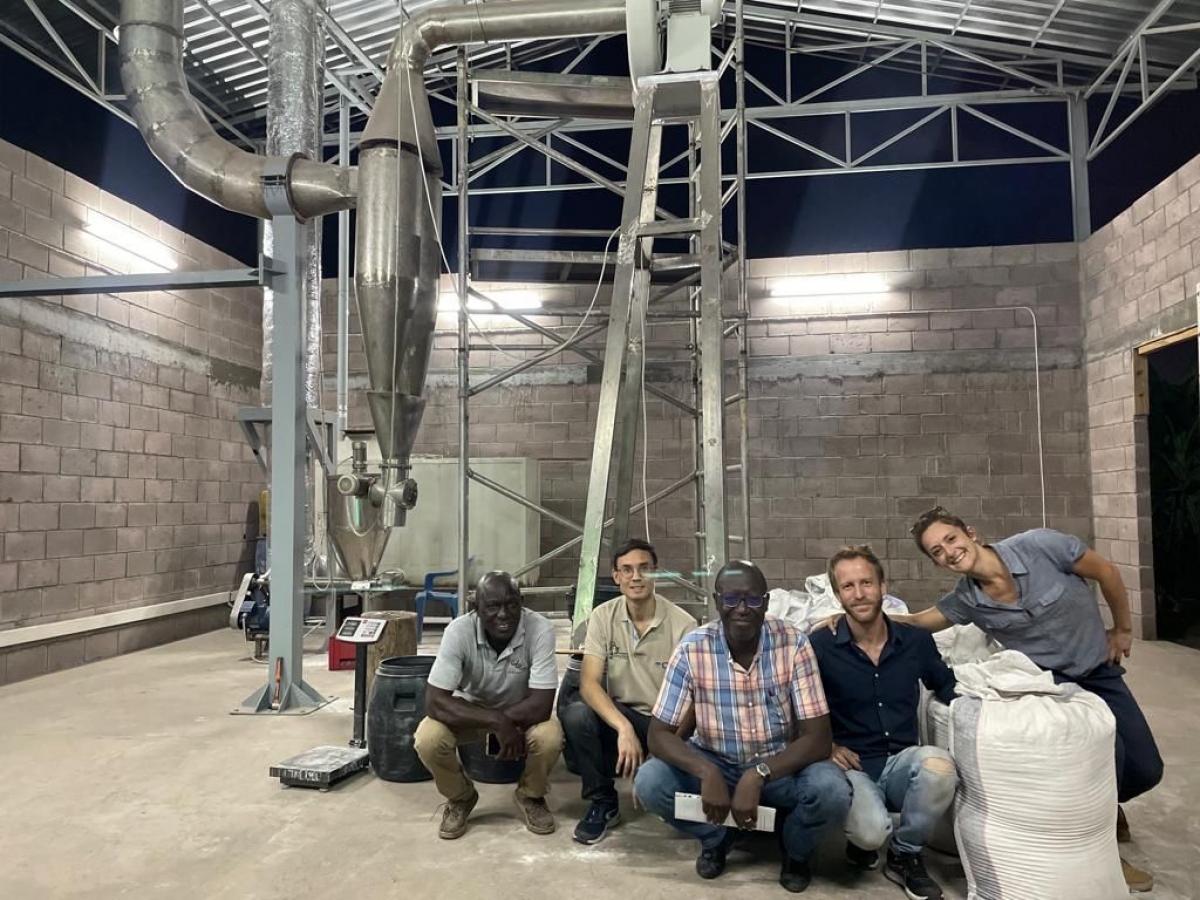 Séchoir-flash installé à Nutripro, une usine de transformation de farine de manioc située à Kinshasa. De gauche à droite : Mamadou Ndiaye Kunga, Thierry Tran (Cirad), Auguste Sengo (Nutripro), Arnaud Chapuis, Charlotte Delpech (Cirad) © Luis Alejandro Taborda Andrade