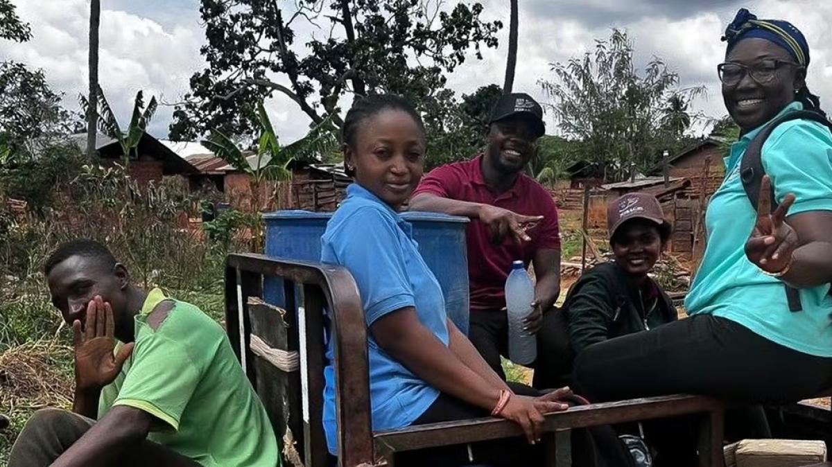 Kalian Sampoa Gumah in the blue shirt. Her working day starts as early as 4.00 a.m. in the morning. (Ghana, 2025) &copy; ILO