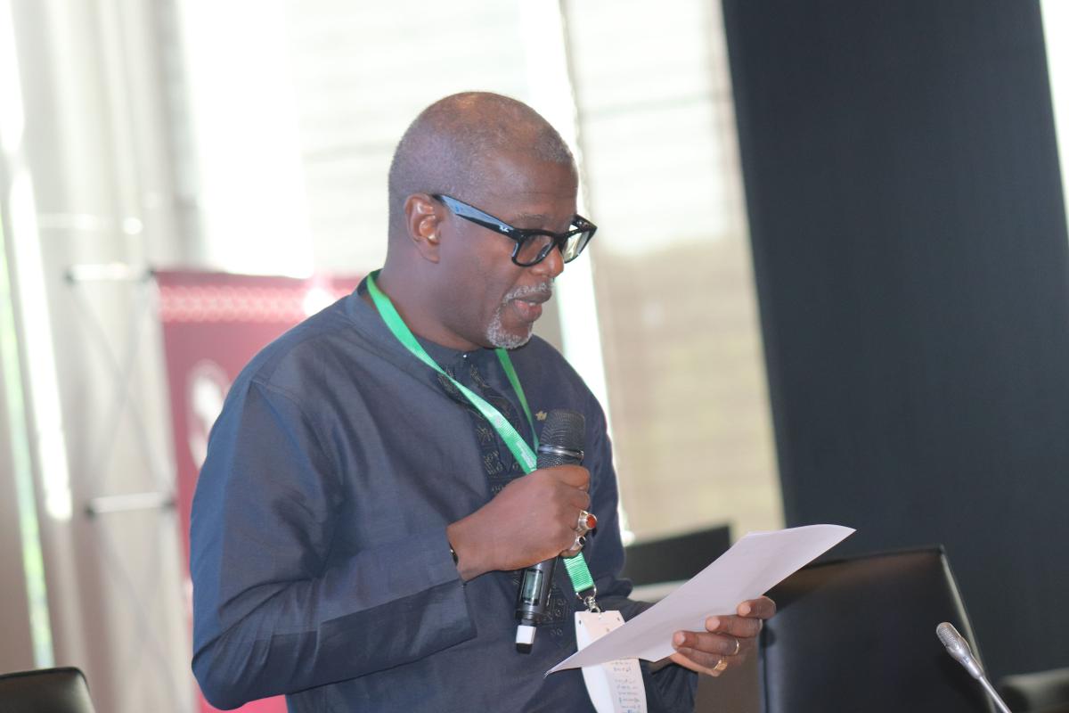 Dr Ibra Touré présentant la note introductive du side event « Des marges au grand public : Reconnaître le rôle du pastoralisme dans la transformation des systèmes alimentaires » en marge du forum africain sur les systèmes alimentaires au Sénégal.