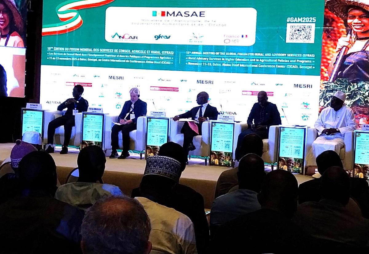 Pr&eacute;sidium des officiels lors du forum sur le conseil agricole et rural