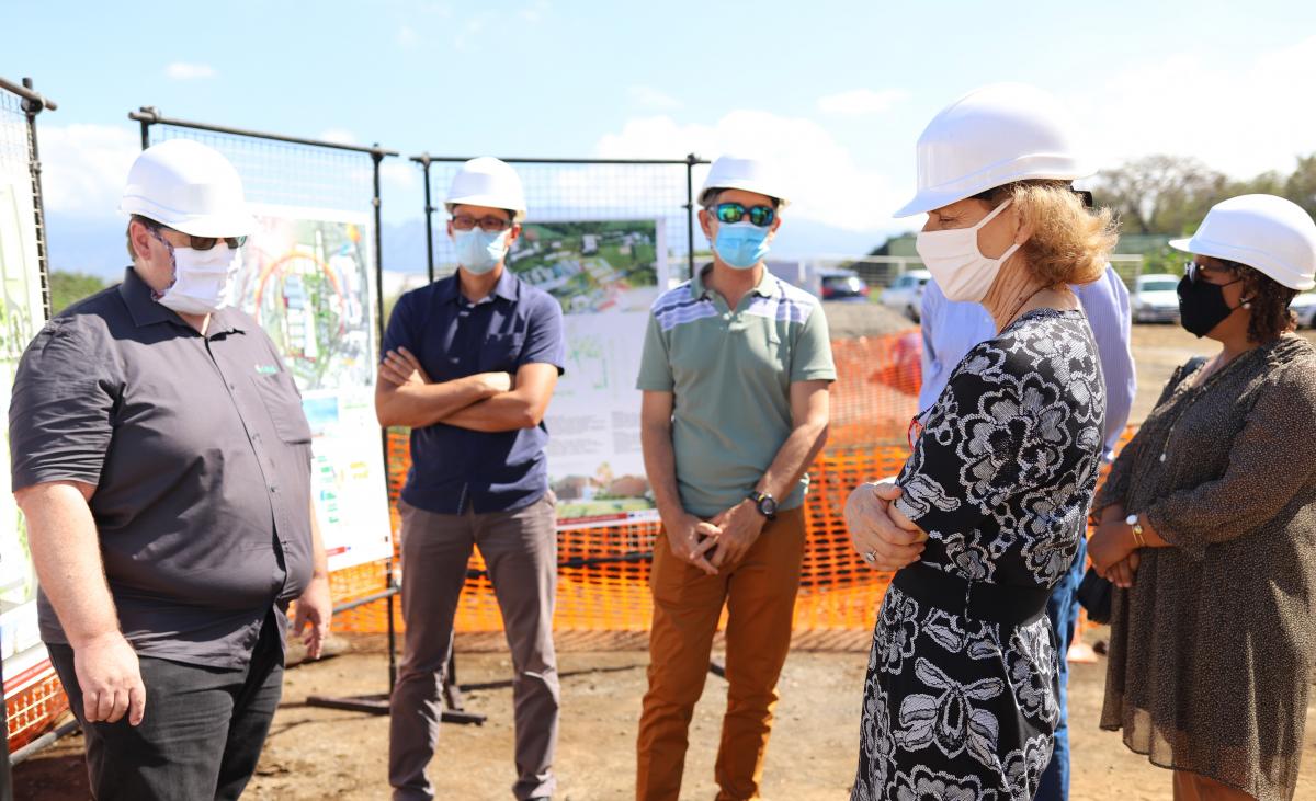 Jean Cyril Dagallier (Directeur régional adjoint) Samuel Lauret (Responsable plateforme 3P), Bernard Reynaud (Directeur de l'UMR-PVBMT), Chantal Manes-Bonisseau (Rectrice de l'Académie de La Réunion),Marie Guilaine Roux (DRRT)