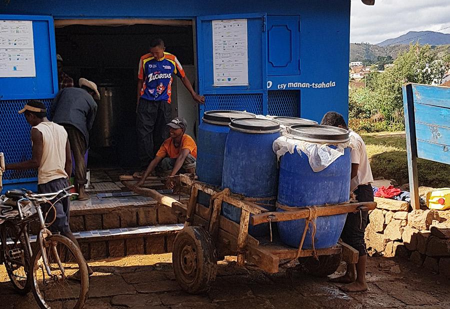 In Betafo, pre-collectors and farmers bring their milk each day on foot, by cart, by bike or by motorbike, despite the often bad roads during the rainy season, at the risk of spilling it at any time © M. Vigne, CIRAD