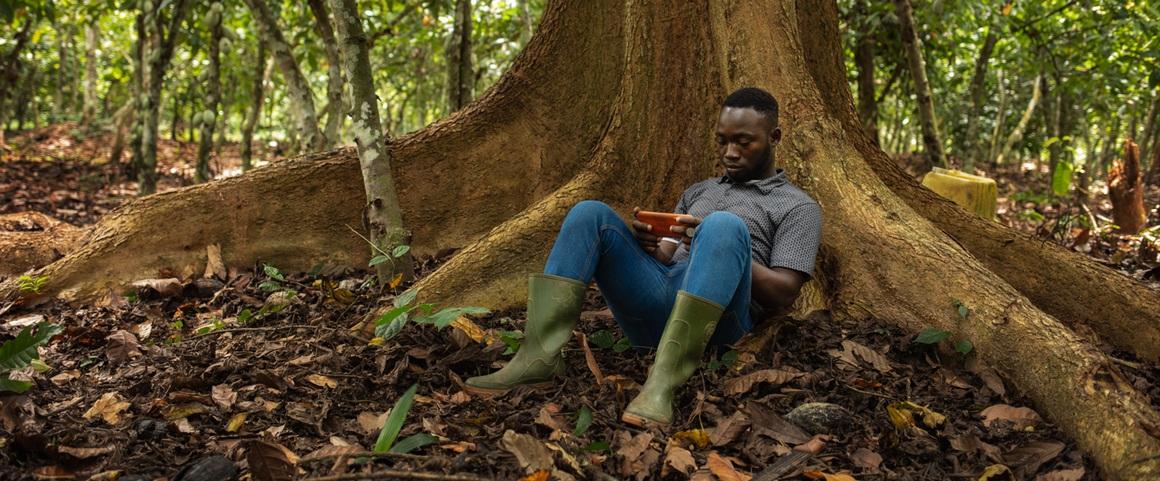 En Afrique de l'Ouest, le téléphone est quasiment l’unique outil numérique utilisé. 20 % des personnes n’en possèdent pas, 60 % ont un téléphone simple et 20 % détiennent un smartphone. © Jugaad, T. Cytrynowicz