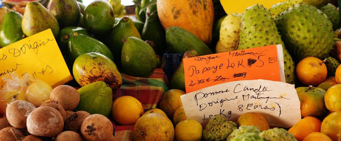 Fruit and vegetables from farms in Martinique, on sale at the market in Fort-de-France © Y. Sanguine, CIRAD