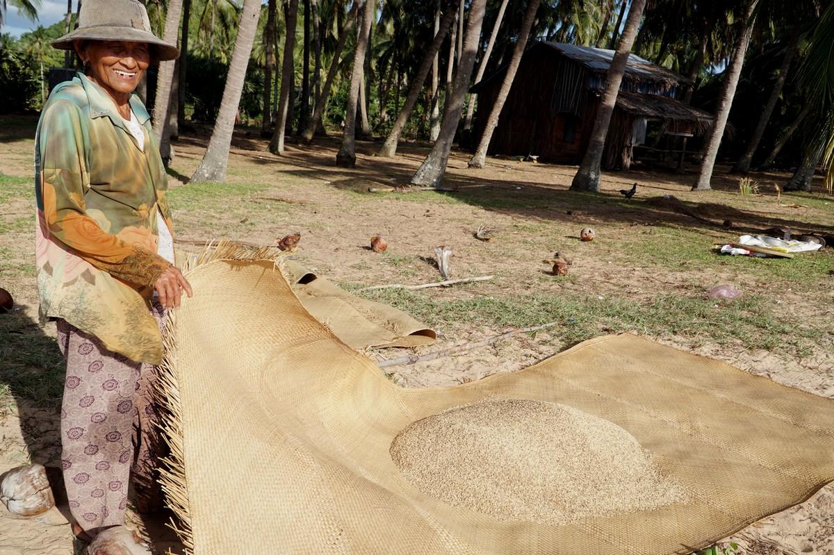 Séchage du riz dans un village au Cambodge © C. Dangléant, Cirad