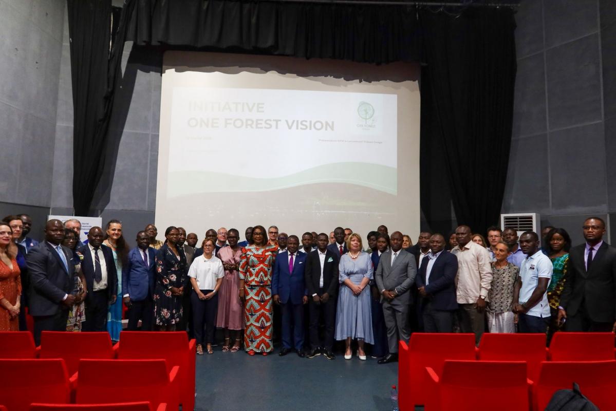 Photo de groupe réunissant les six doctorantes et doctorants, leurs encadrants, les autorités présentes ainsi que l’ensemble des participants. © Institut français du Congo, One Forest Vision