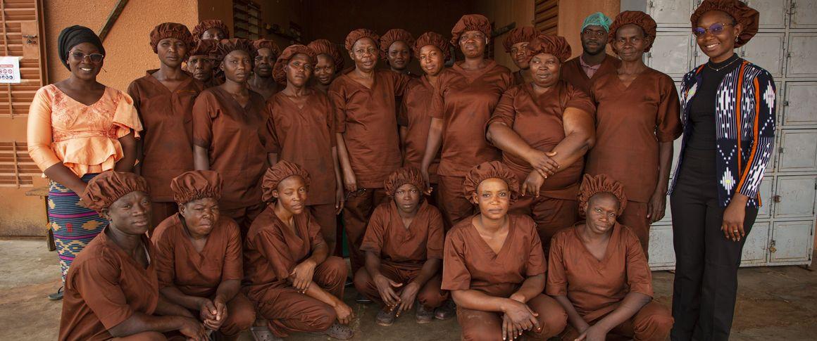 Employees at the ABASAF/E SME, a BioStar project pilot in Burkina Faso specializing in shea butter production © A. Cissé, Imageo