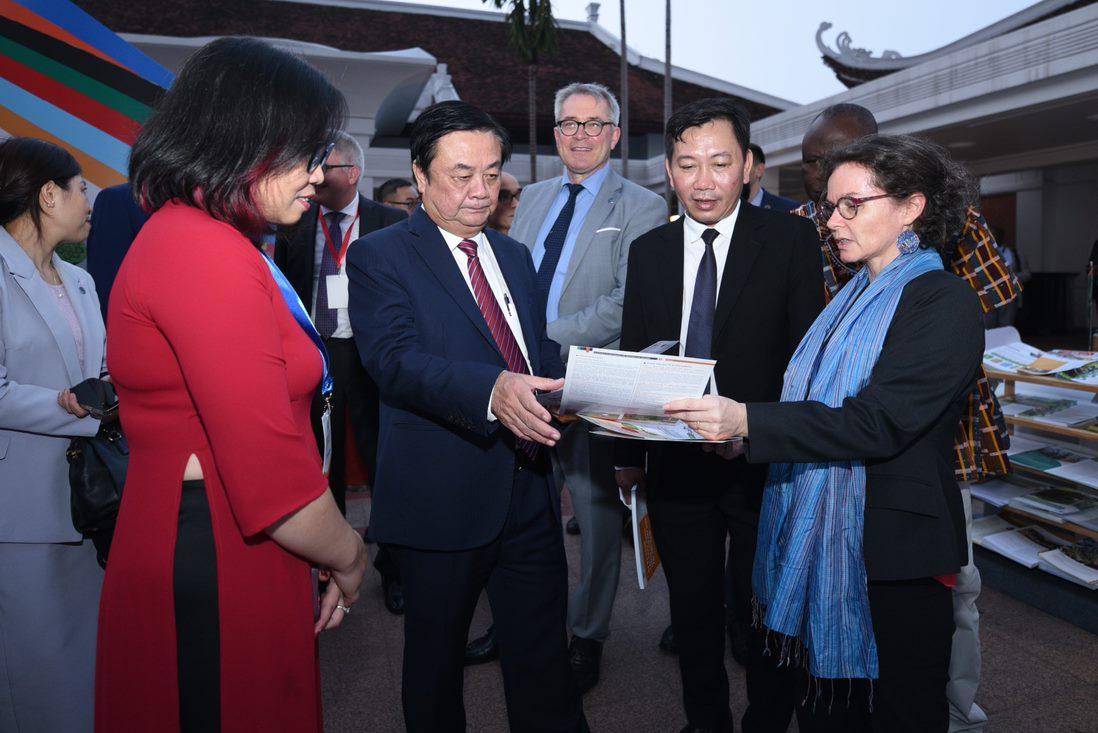 H.E. Le Minh Hoan, Minister of MARD Vietnam visited CIRAD’s booth during the 4th Global Conference on Sustainable Food Systems Programme