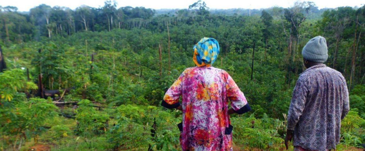 Carmen K. (à droite), une agricultrice Bushinengue, montre à une conseillère agricole son abattis défriché par ses soins © M. Chen, Cirad