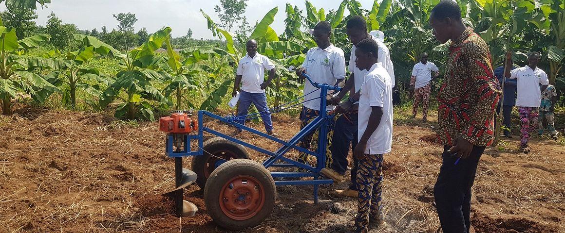 Prototype mécanisé réalisé au Bénin en culture de banane plantain © MecaWAT