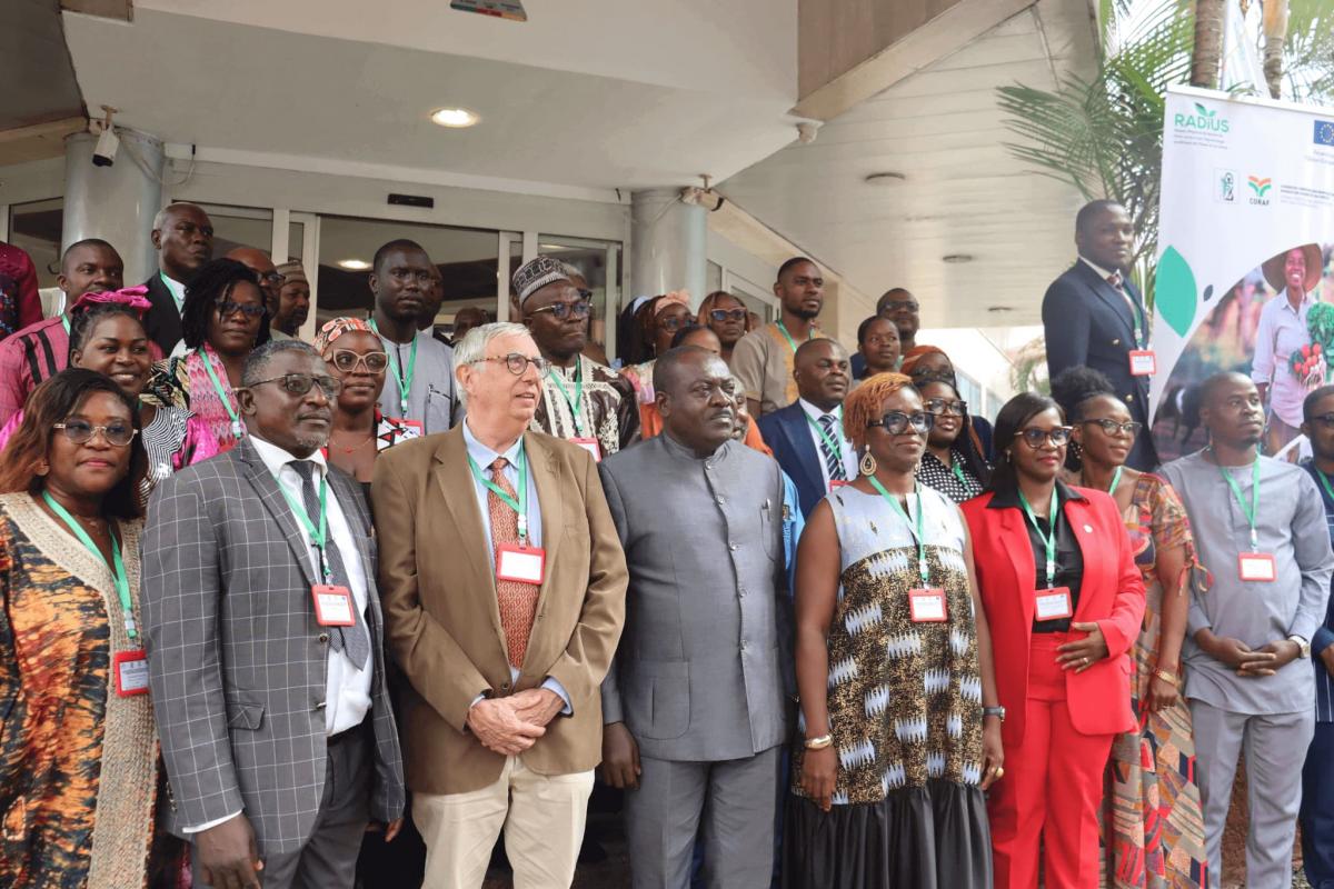 Photo de famille des participants à l'atelier de lancement du projet au Cameroun.  © S. Koutchou, Cirad