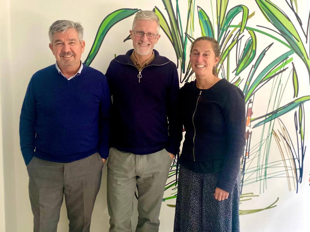 Dirección Regional México, Centroamérica y países andinos. Philippe Vaast (director regional 2021-2025), Tanguy Lafarge (actual director regional) y Aurore Bar (asistente de dirección) © Andrea Gómez, Cirad.