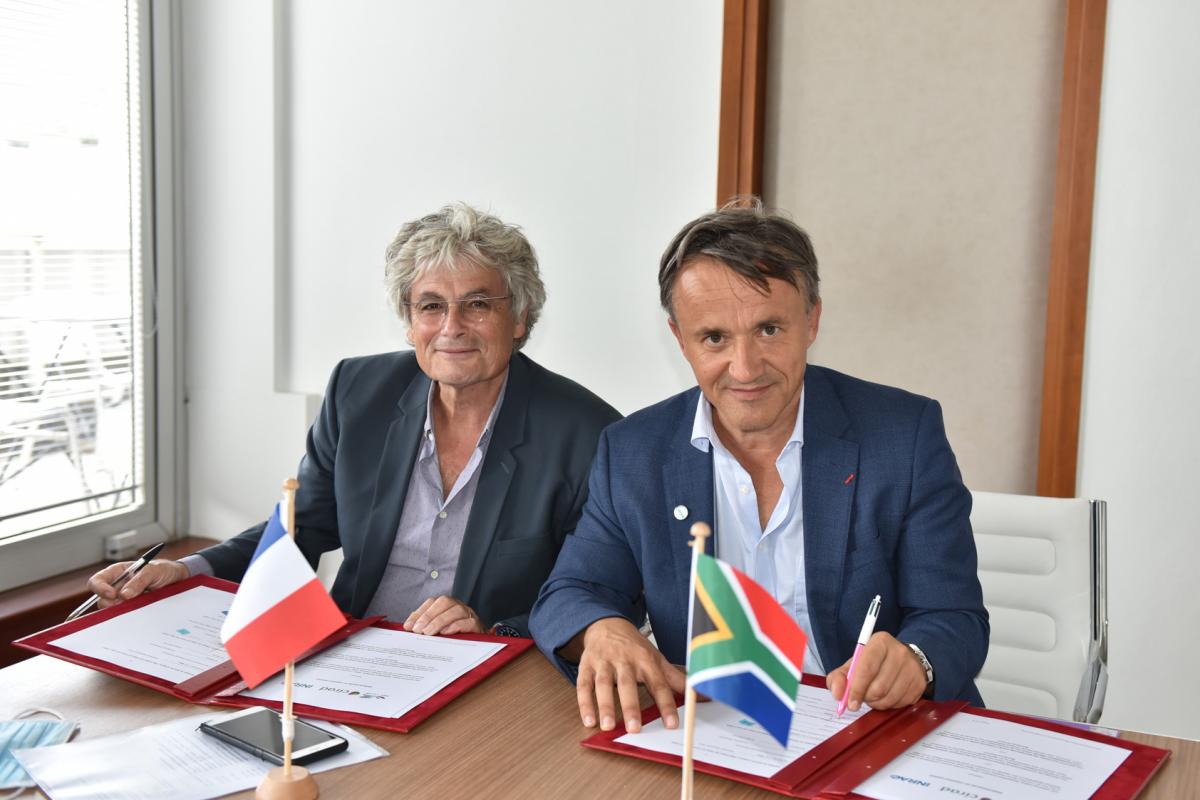 CIRAD President Managing Director Michel Eddi, PDG du Cirad (left) and INRAE Chair and CEO Philippe Mauguin (right) sign the tripartite agreement with Shadrack Ralekeno Moephuli, CEO of the South African Agricultural Research Council © F. Feron, INRAE