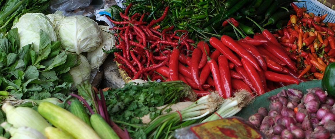 Vente de légumes sur un marché aux produits frais à Jakarta (Indonésie)