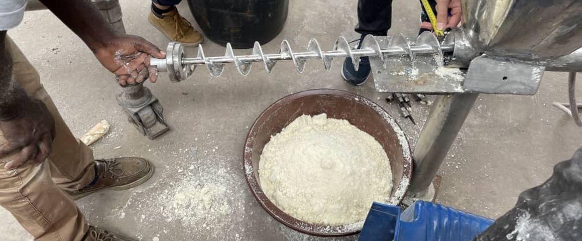 Farine de manioc fermentée, en sortie du séchoir-flash © Agrimac